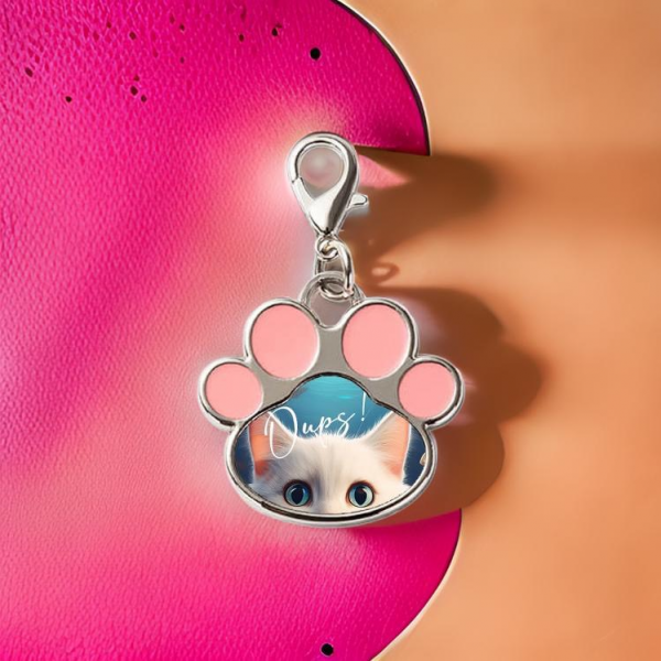 Pendentif, médaille en forme de patte rose,  à personnaliser, pré commande délai 8 à 10 jours